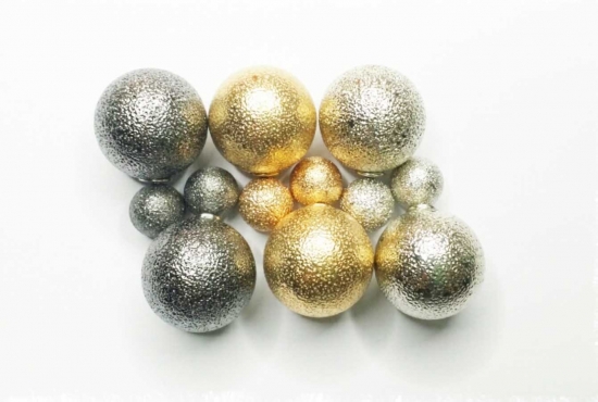 Schimmernde Doppelkugel-Ohrstecker